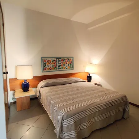 Holiday Homes Marina Apartment *